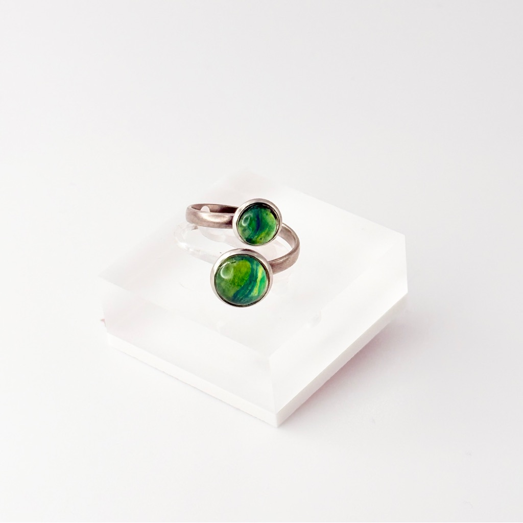 Chic Silver And Greene Ring Poured Painted Bezel With Glass Cabochons